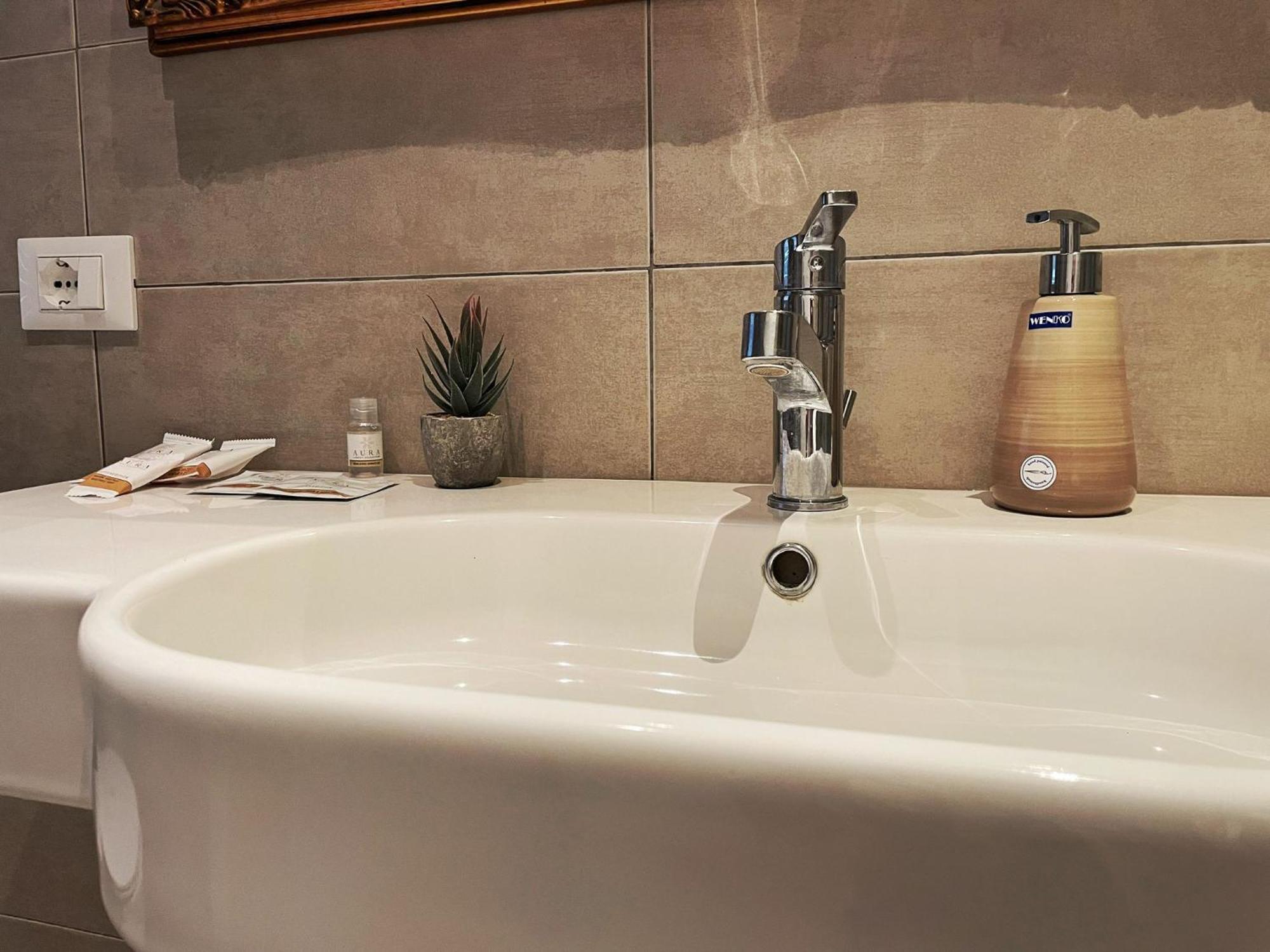Alla Scaletta - Stanze Con Bagno Privato E Wifi A Pochi Passi Dal Duomo Mirandola Extérieur photo
